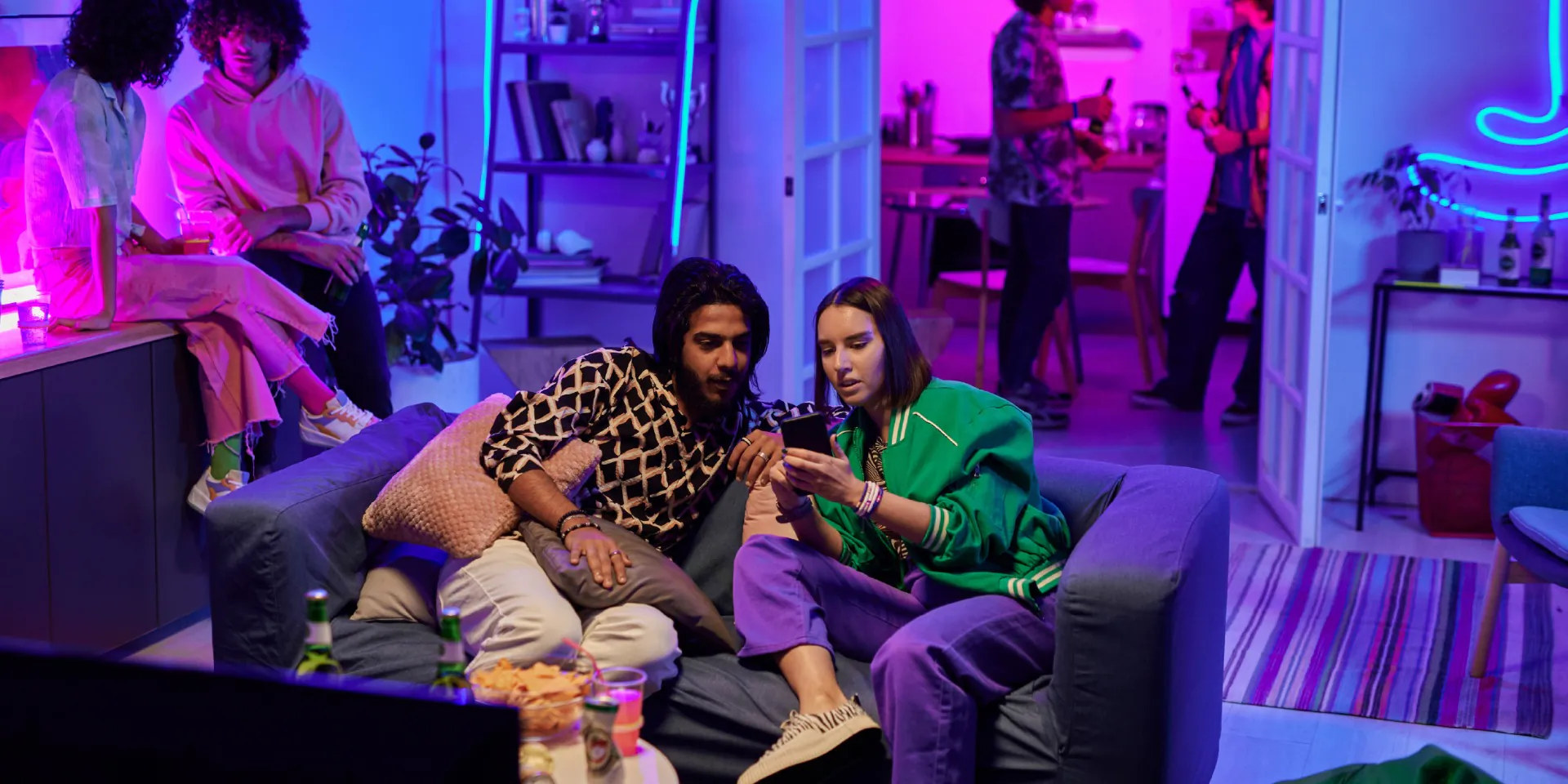 Nuoret k&auml;ytt&auml;v&auml;t EGLO Disco -toimintoa